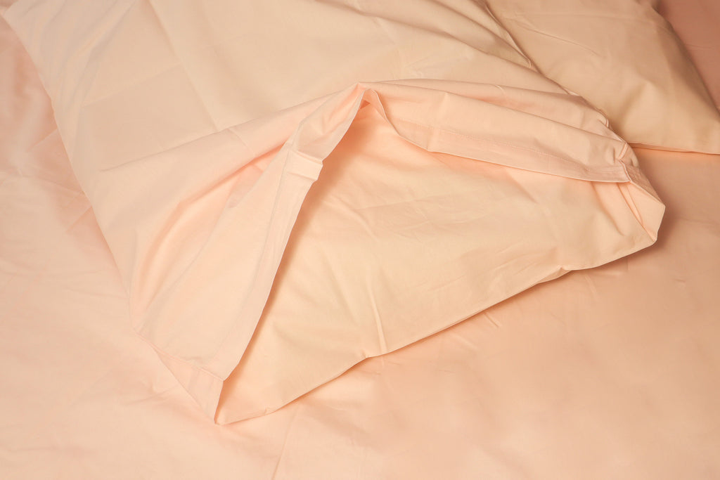 pocket closure of flamingo pink pillow case