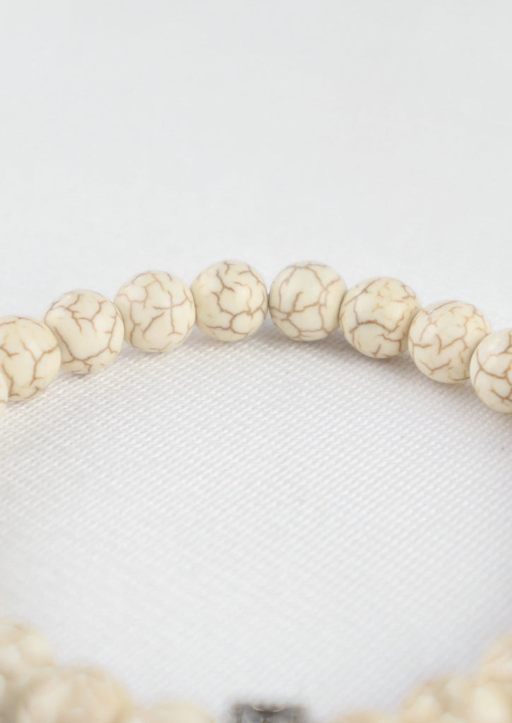 Zoom on beads of cream marble bracelet